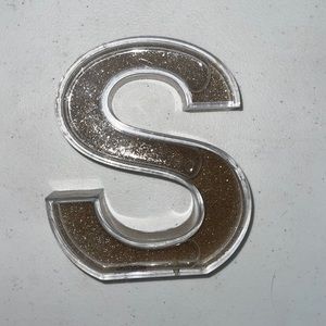 This is a 4 inch letter S it has glitter inside.